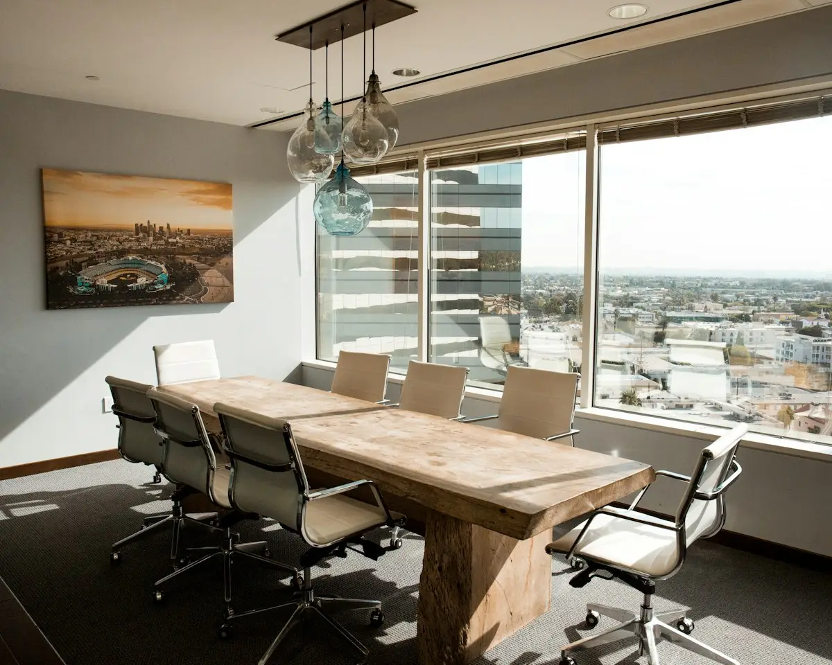 Sala de juntas con vista a la ciudad